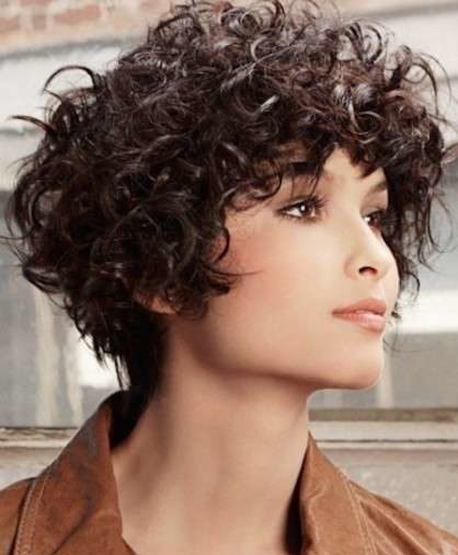 Corte de pelo corto rizado